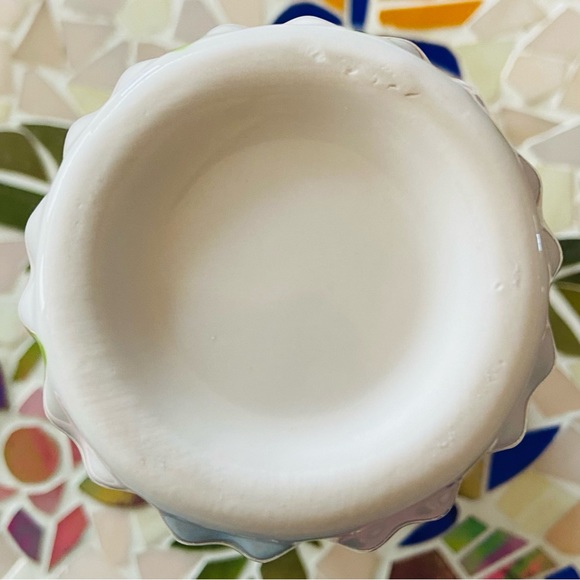 BNWT Sleek, Elegant Flower Vase Featuring Yellow Tulip Flowers, Scalloped Edge💐 - Picture 7 of 16